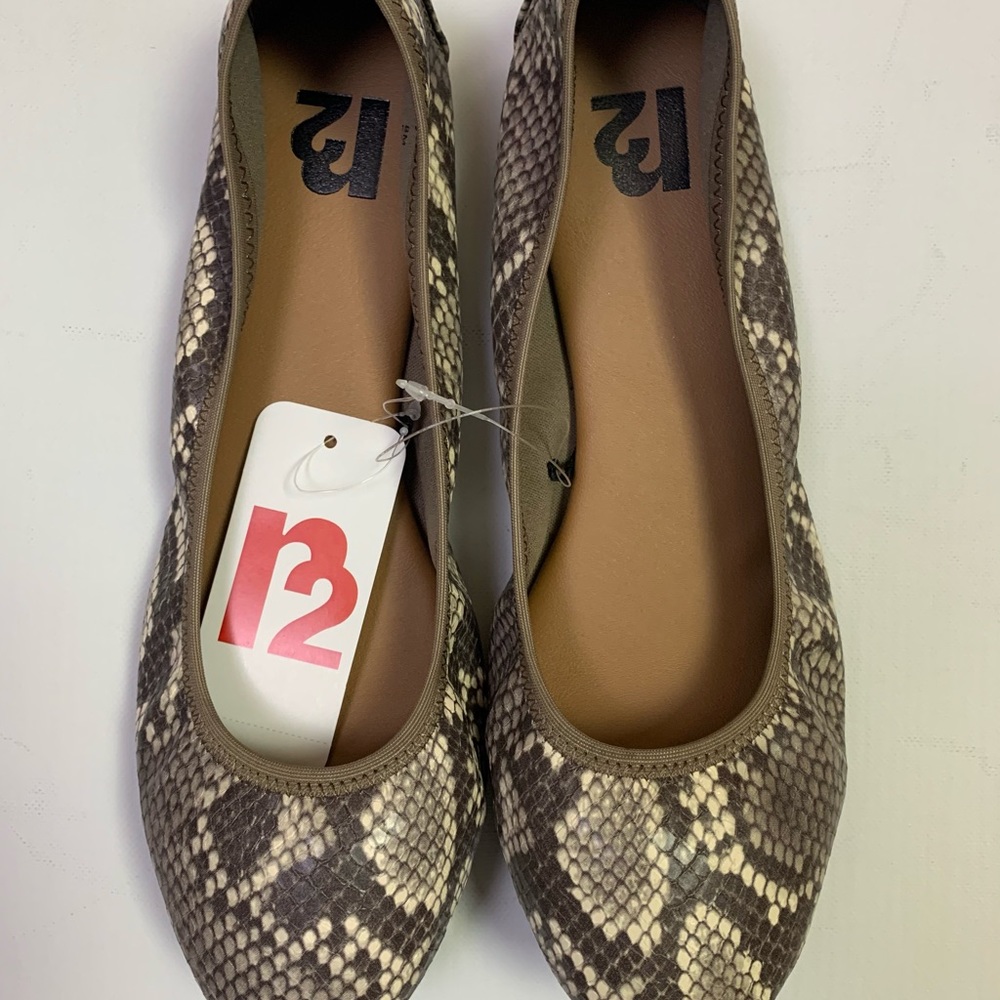 NWT R2 Faire Snakeskin Flat Casual Women’s Size 8